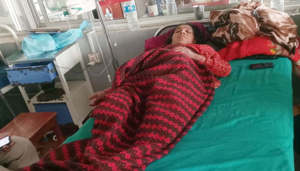 आर्थिक अभावका कारण बाजुराकी सानुदेवीको उपचारमा समस्या, सहयोगका लागि आफन्तको अनुराेध