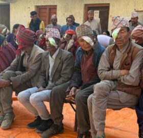 आँखाको ज्योति फर्किएपछि हिमाली गाउँपालिकाका बुढापाकाकाे मुहारमा खुसी
