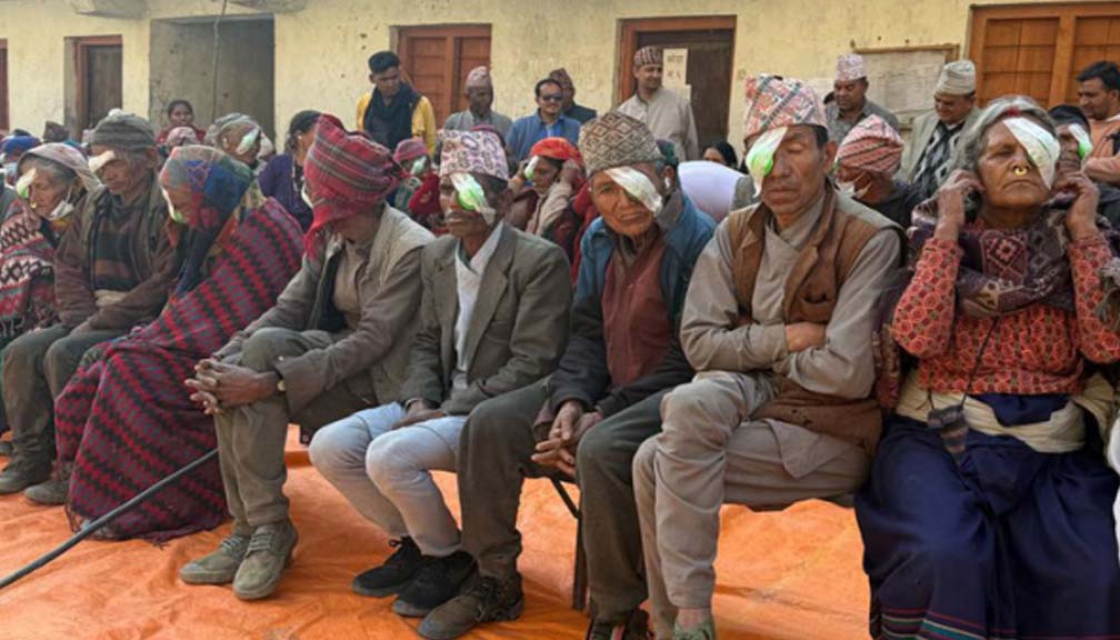 आँखाको ज्योति फर्किएपछि हिमाली गाउँपालिकाका बुढापाकाकाे मुहारमा खुसी
