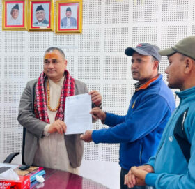 अस्थायी करार कर्मचारीहरूले बुझाए मुख्यमन्त्रीलाई ज्ञापन पत्र