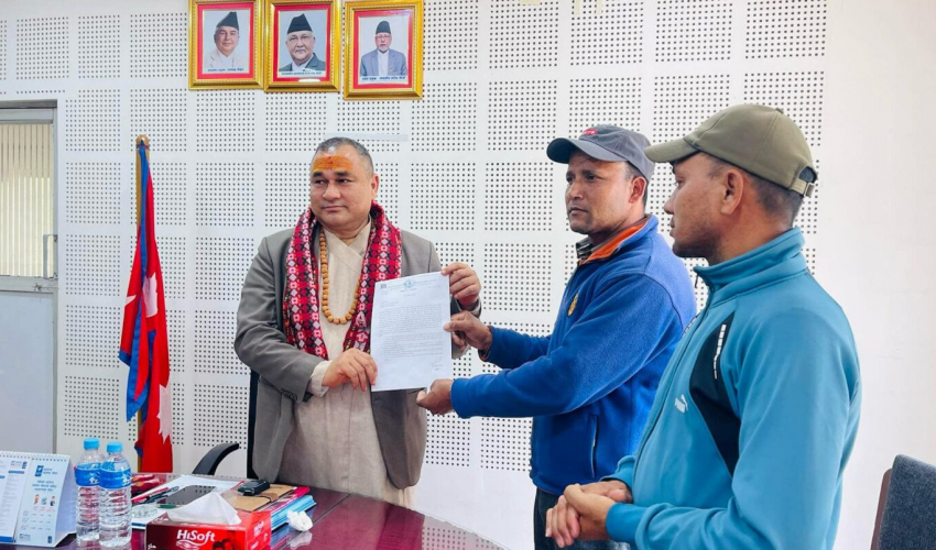 अस्थायी करार कर्मचारीहरूले बुझाए मुख्यमन्त्रीलाई ज्ञापन पत्र