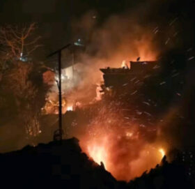 अछामको जयगढ बजारमा भीषण आगलागी, १० पसल तथा घरमा क्षति