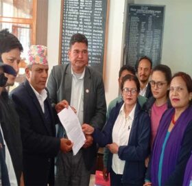 बाजुराका निजामती कर्मचारीले  प्रजिअमार्फत सभामुखलाई बुझाए ज्ञापन पत्र