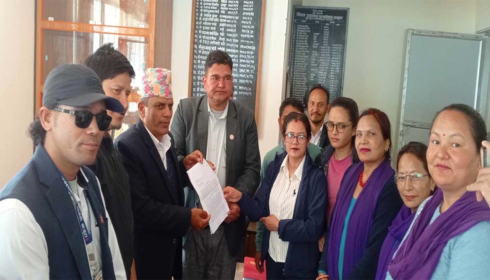 बाजुराका निजामती कर्मचारीले  प्रजिअमार्फत सभामुखलाई बुझाए ज्ञापन पत्र