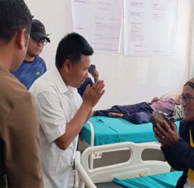 नेकपा एमाले बाजुराले पार्टी स्थापना दिवसका अबसरमा बिरामीलाई फलफुल बितरण