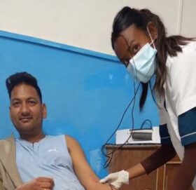 कृषि प्राबिधीक कार्कीले रगत दिएर बचाए बसन्तीको ज्यान