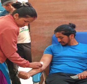 करण भण्डारीले गरे २० औं पटक रक्तदान