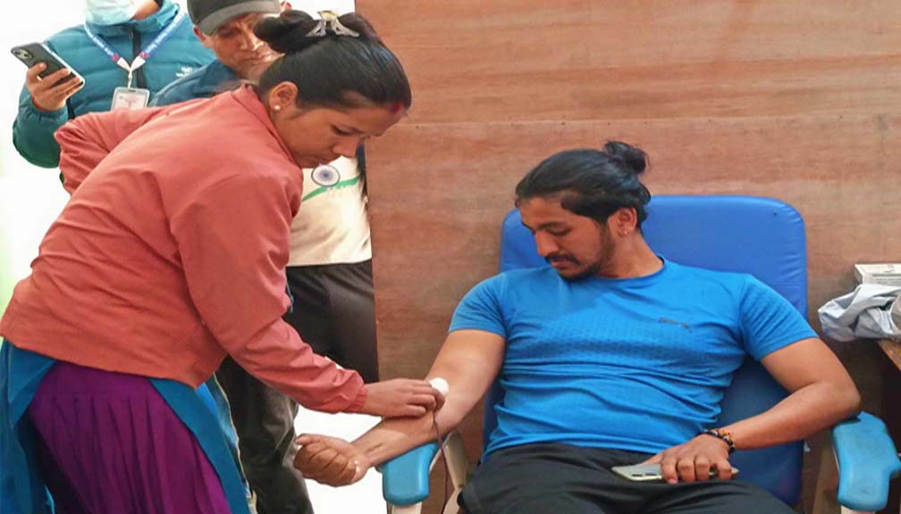 करण भण्डारीले गरे २० औं पटक रक्तदान
