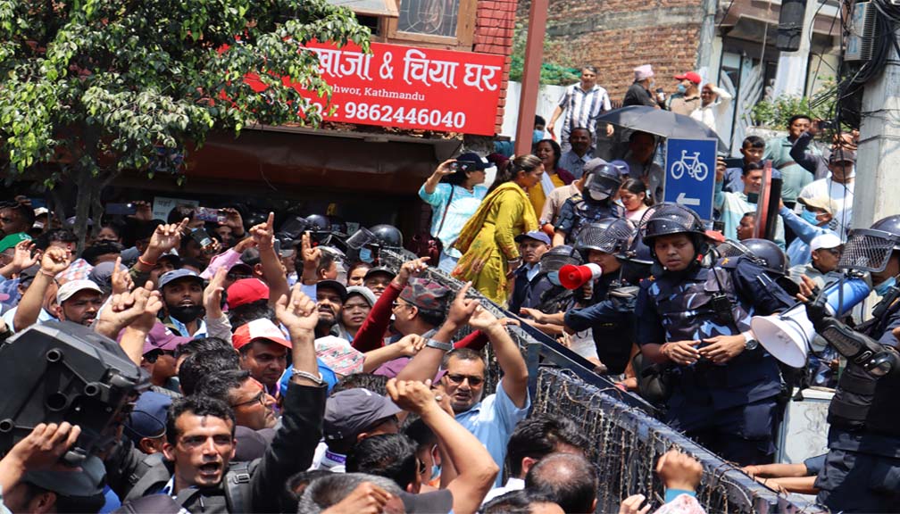 शिक्षक आन्दोलन निरन्तर, निषेधित क्षेत्र तोड्ने प्रयास