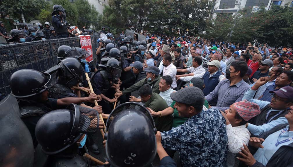 शिक्षकहरूलाई सुमनाको आग्रह : अब त पार्टी सदस्यता त्याग्नूस्