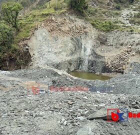 बाजुराको ठुलीसाँघुमा पुल निर्माण अलपत्र पारेर ठेकेदार सम्पर्कविहीन 