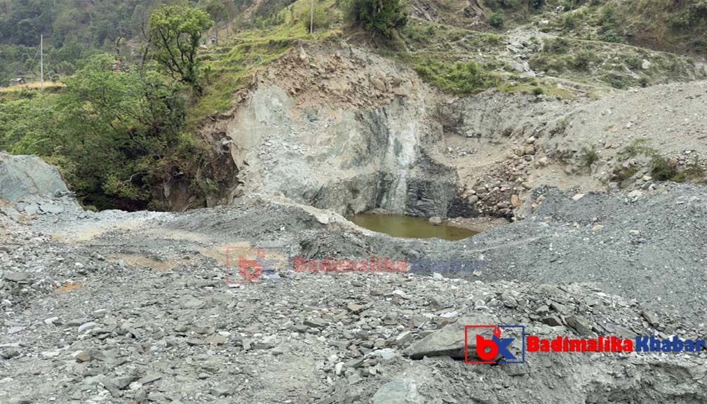 बाजुराको ठुलीसाँघुमा पुल निर्माण अलपत्र पारेर ठेकेदार सम्पर्कविहीन 