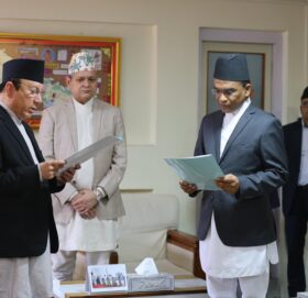 नवनियुक्त गभर्नर पौडेलले प्रधानन्यायाधीशबाट लिए शपथ