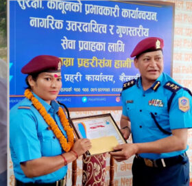 प्रसूति गराउन सहयोग गर्ने प्रहरी जवान देउवा पुरस्कृत