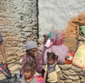 बाजुराको बुढीगंगा ९ को विपन्न परिवारलाई सहयोग