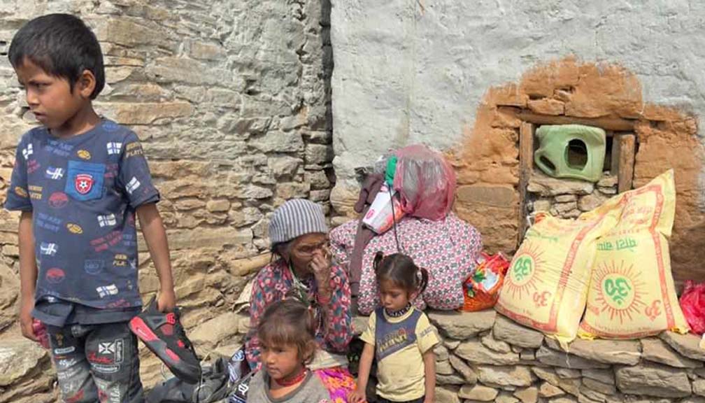 बाजुराको बुढीगंगा ९ को विपन्न परिवारलाई सहयोग