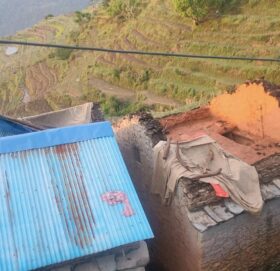अछाममा हावाहुरीले दर्जनौँ घर र संरचना क्षतिग्रस्त