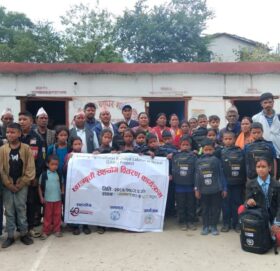 मुक्त हलियाका बालबालिकालाई छात्रवृत्ति सामग्री वितरण