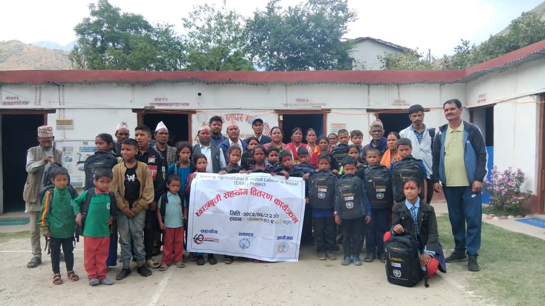 मुक्त हलियाका बालबालिकालाई छात्रवृत्ति सामग्री वितरण