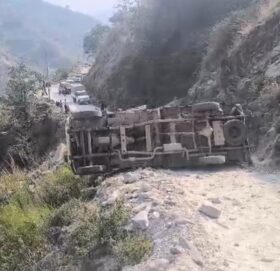 साँफे-मार्तडी सडकखण्डकाे अमकाेटमा जीप दुर्घटना