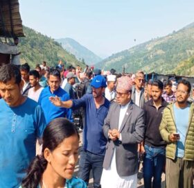 मन्त्री पाण्डेद्वारा आगलागी क्षेत्रको निरीक्षण