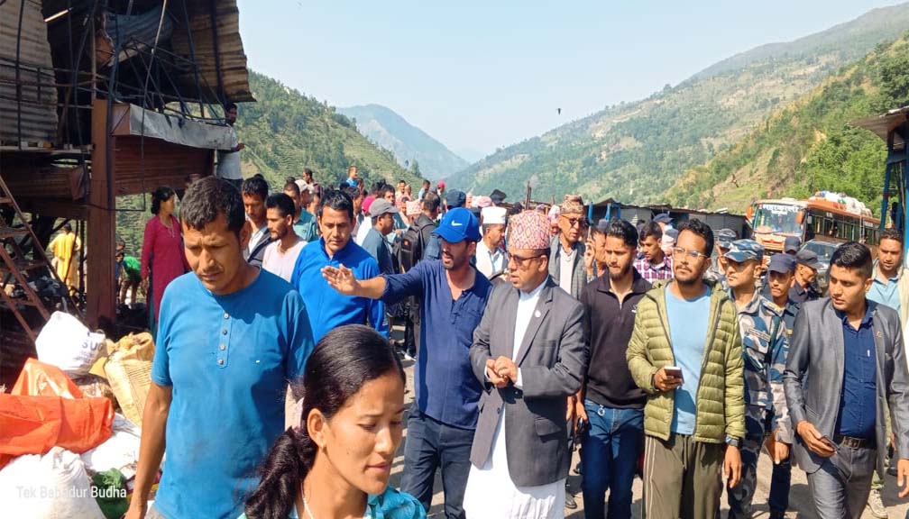 मन्त्री पाण्डेद्वारा आगलागी क्षेत्रको निरीक्षण