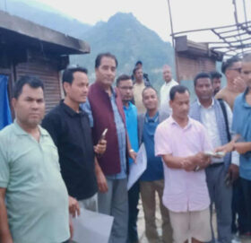 बाजुराका आगलागी पीडितका लागि  उद्योग वाणिज्य संघद्धारा साढे तीन लाख हस्तान्तरण