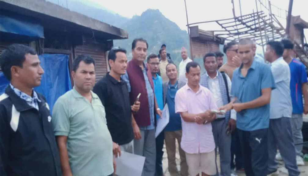 बाजुराका आगलागी पीडितका लागि  उद्योग वाणिज्य संघद्धारा साढे तीन लाख हस्तान्तरण