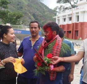 बाजुरामा दुई बर्ष बिरामीको सेवा गरेका डाक्टर बुढाको बिदाई