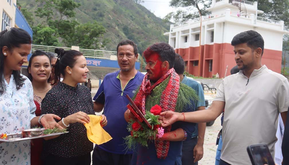 बाजुरामा दुई बर्ष बिरामीको सेवा गरेका डाक्टर बुढाको बिदाई