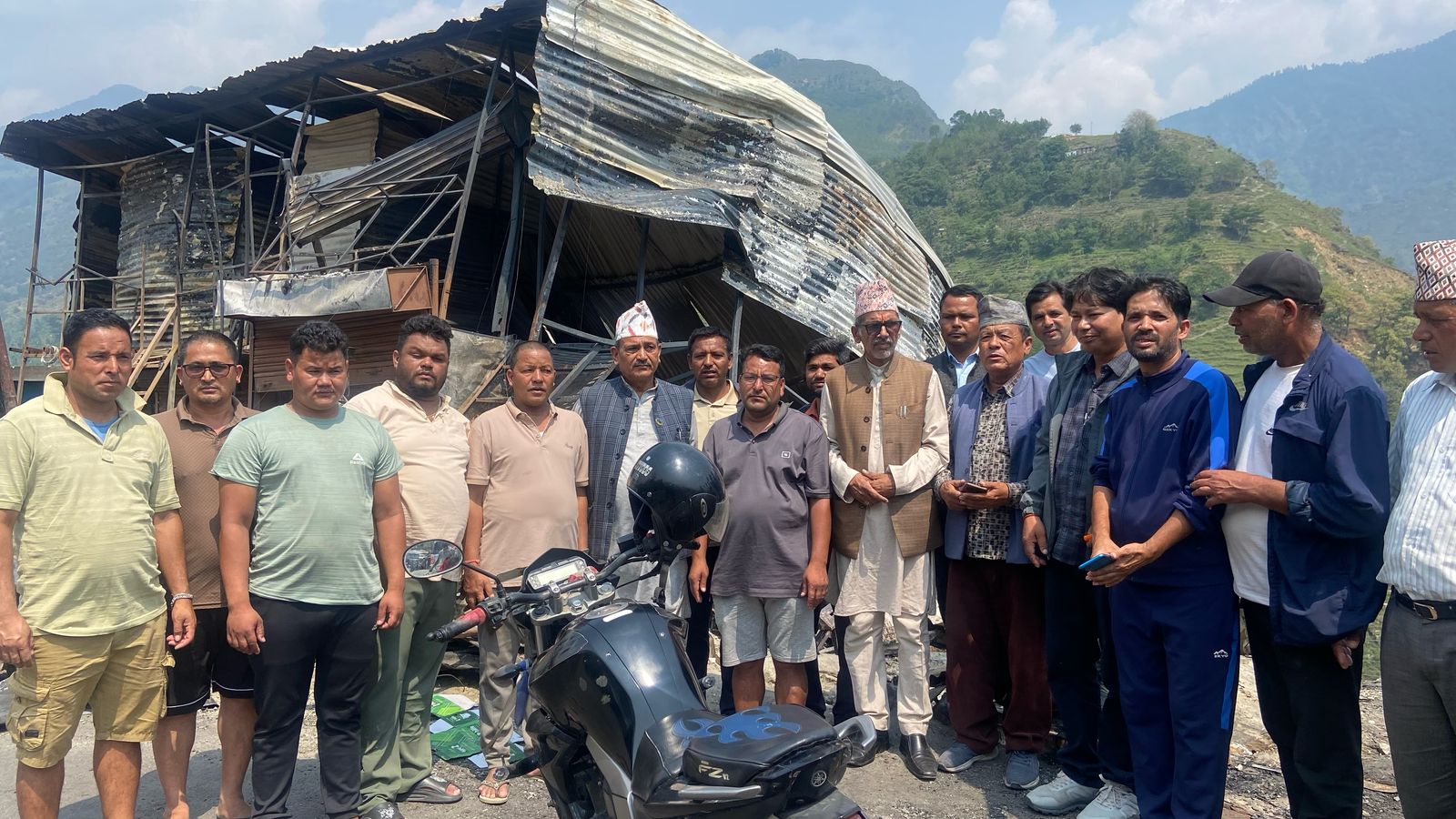 पूर्व प्रदेश प्रमुख जोशी र सांसद शाहीले गरे आगलागी क्षेत्रको निरीक्षण