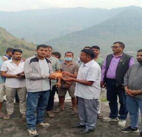 बाम्काका व्यवसायीले संकलन गरेको ९ लाख बढी रकम अग्नीपीडितलाई हस्तान्तरण