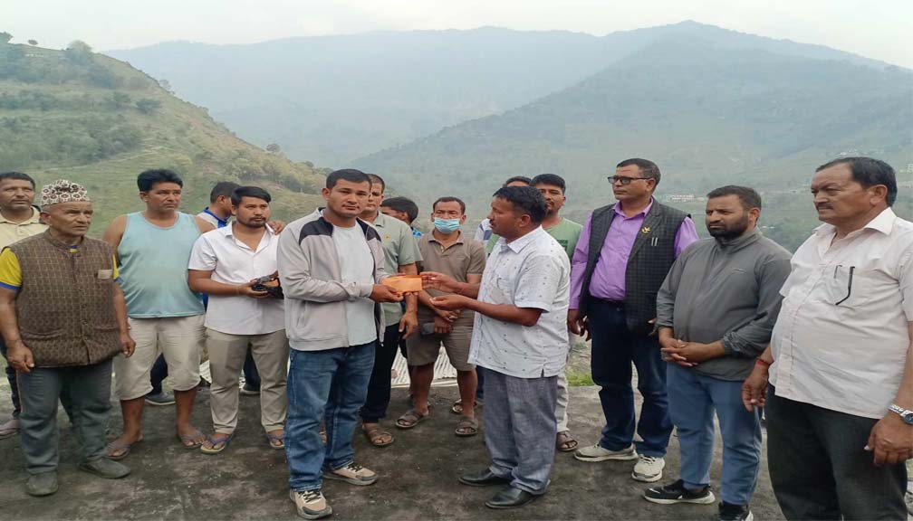 बाम्काका व्यवसायीले संकलन गरेको ९ लाख बढी रकम अग्नीपीडितलाई हस्तान्तरण