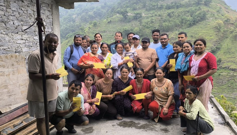 बाम्काका अग्नीपीडितलाई मातृभूमि लघुवित्त शाखा फालासैनको आर्थिक सहयोग
