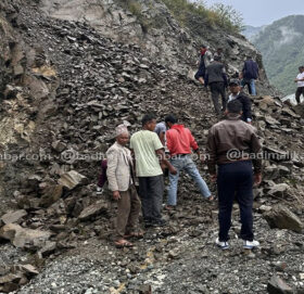 अबिरल बर्षाका कारण पहिराे खसेपछी मार्तडी कोल्टी सडक अबरुद्ध