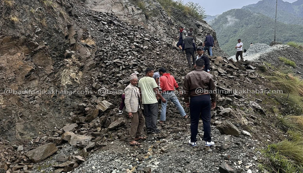 अबिरल बर्षाका कारण पहिराे खसेपछी मार्तडी कोल्टी सडक अबरुद्ध