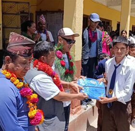 मालिका माविका ८ सय ८५ जना बिध्यार्थीलाइ बिध्यालय पोशाक बितरण