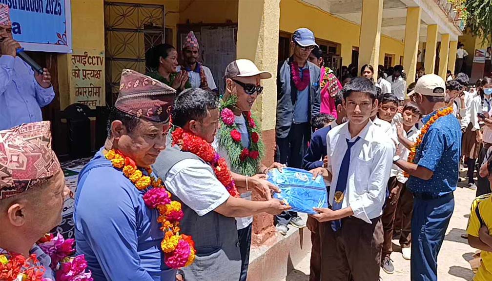 मालिका माविका ८ सय ८५ जना बिध्यार्थीलाइ बिध्यालय पोशाक बितरण