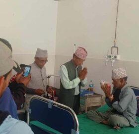 रास्वपाको स्थापना दिवसको अवसरमा बाजुरामा बिरामीलाई फलफूल वितरण