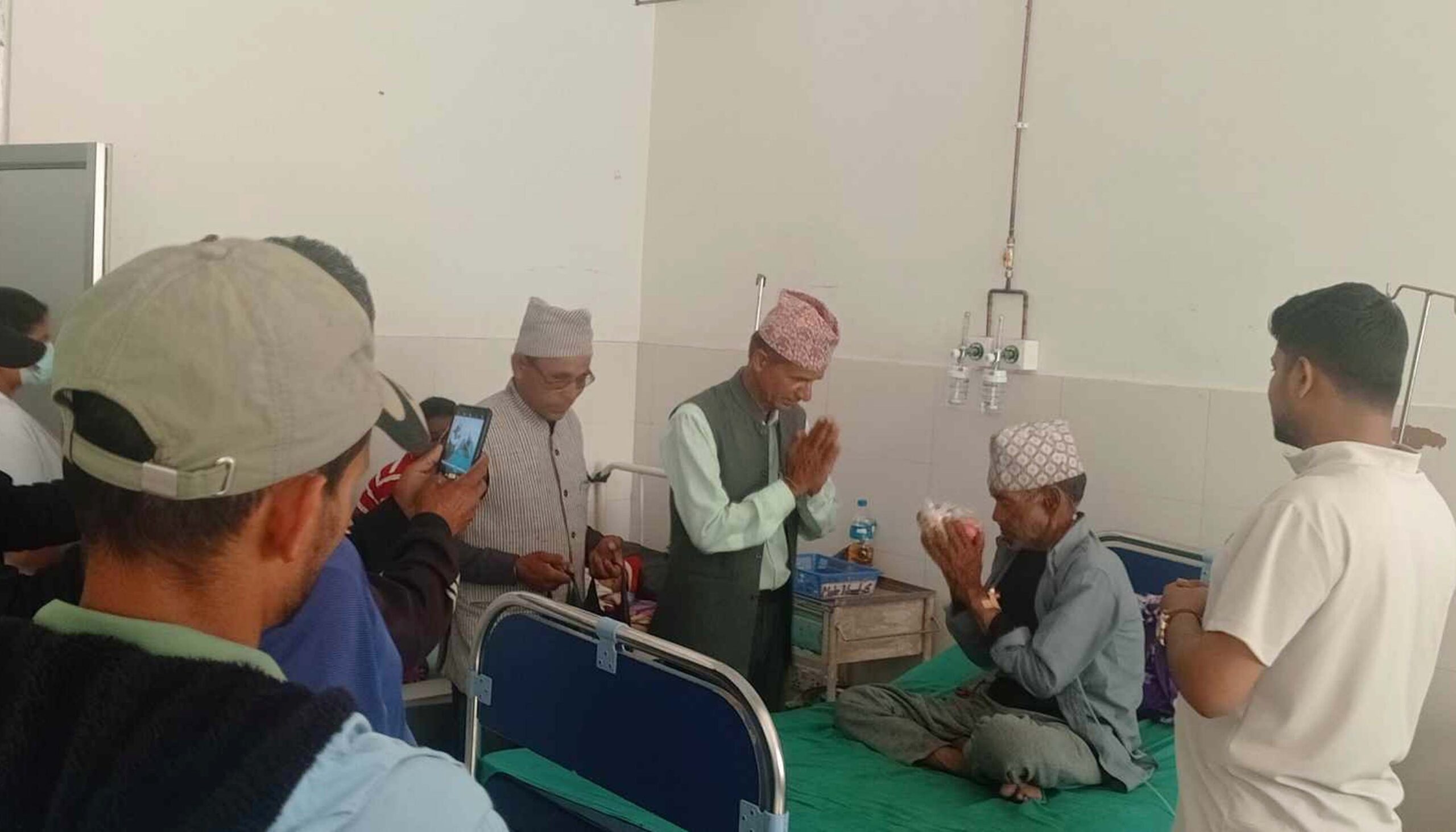 रास्वपाको स्थापना दिवसको अवसरमा बाजुरामा बिरामीलाई फलफूल वितरण