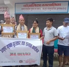 बाजुराका तीन जना उत्कृष्ट कृषकलाइ नगद पुरस्कार सहित सम्मान