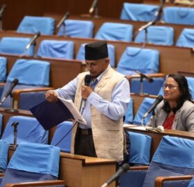 मन्त्रीको घुस डिलबारे माओवादीले माग्यो प्रधानमन्त्रीको जवाफ