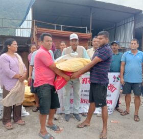 बाम्का आगलागी पीडितका नेपाल—भारत मैत्री संघको सहयोग