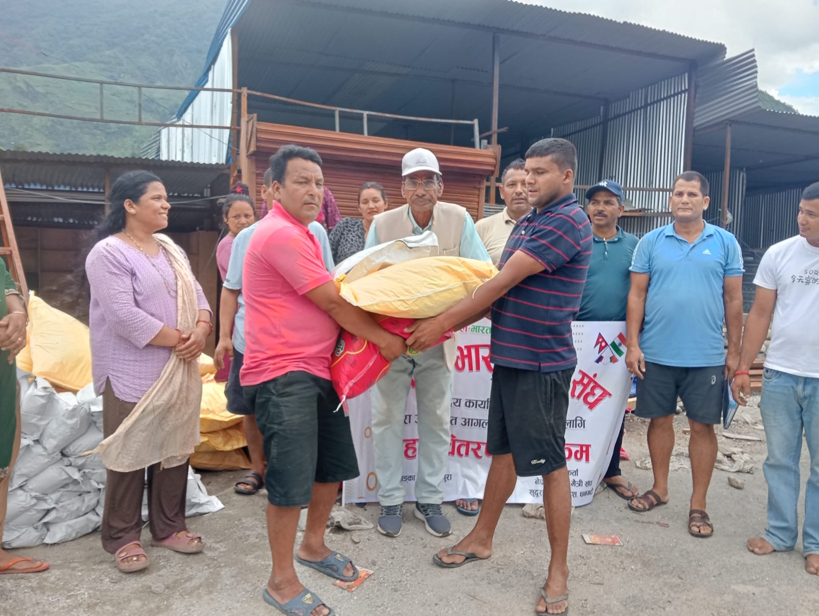 बाम्का आगलागी पीडितका नेपाल—भारत मैत्री संघको सहयोग