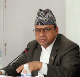 पर्यटनमन्त्रीको गुनासो : सरकारी कर्मचारीहरू समर्पित भएर काम गर्दैनन्