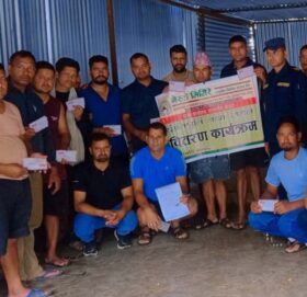 बाम्काका अग्नीपीडितलाई नेरुडे मिर्मीरे लघुवित्तको एक लाख बढी सहयोग