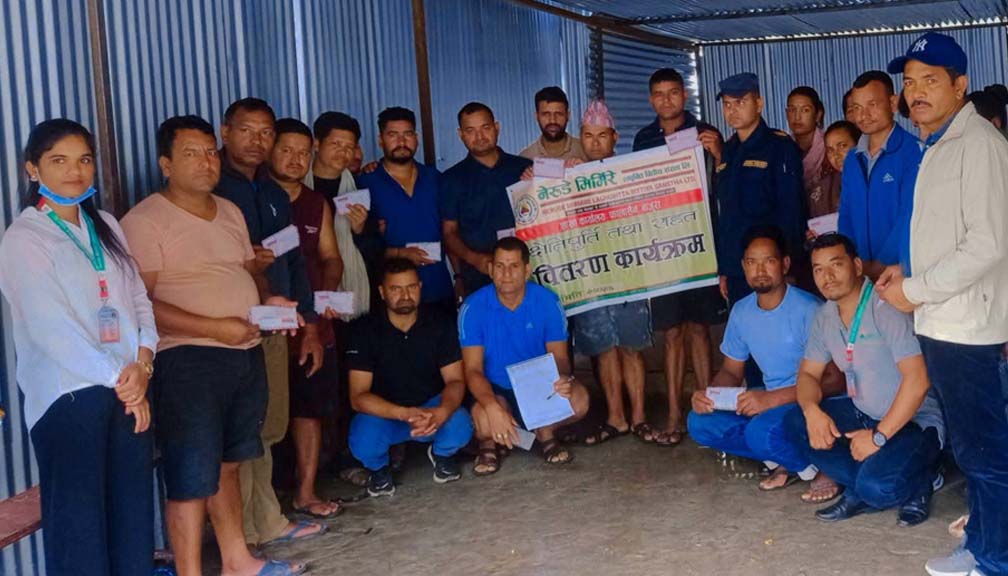 बाम्काका अग्नीपीडितलाई नेरुडे मिर्मीरे लघुवित्तको एक लाख बढी सहयोग