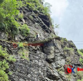 बाजुराको बाउली खोलामा जोखिमपूर्ण बाटाेमा यात्रा गर्न बाध्य स्थानीय