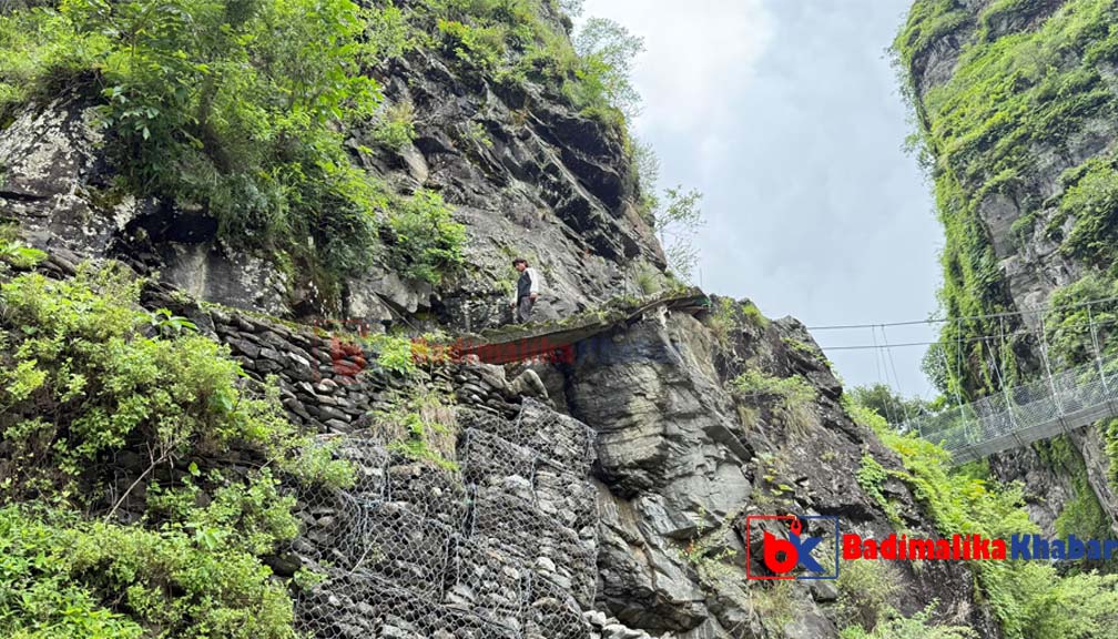 बाजुराको बाउली खोलामा जोखिमपूर्ण बाटाेमा यात्रा गर्न बाध्य स्थानीय