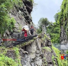 बाउली खोलाको जोखिमपूर्ण बाटोमा बडीमालिकाले लगायो फलामे सिँढी